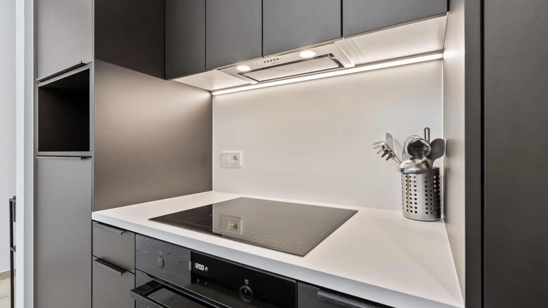 Modern Apartments In Clausen With Wifi, Kitchen & Workspace Luxembourg